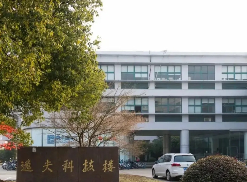 交大拆除逸夫楼，不得不佩服李嘉诚不冠名的眼光。作为实业家和慈善家，邵逸夫先生捐
