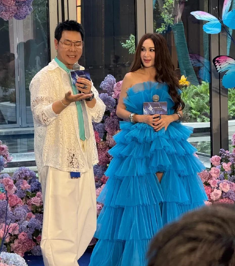 温碧霞现身香港出席活动，这身蓝色仙女蛋糕裙，好漂亮！有一说一，还是能看得出年纪的