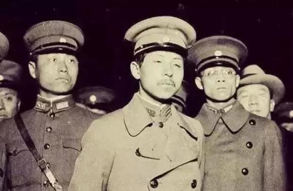 张学良的政治手腕是什么水平？只能说张学良真的是望之不似人君，张作霖捧他做接班