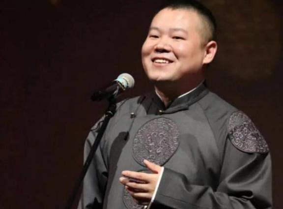 2009年，德云社河南商演，快散场时，曹云金突然从背后死死勒住岳云鹏的脖子，将他