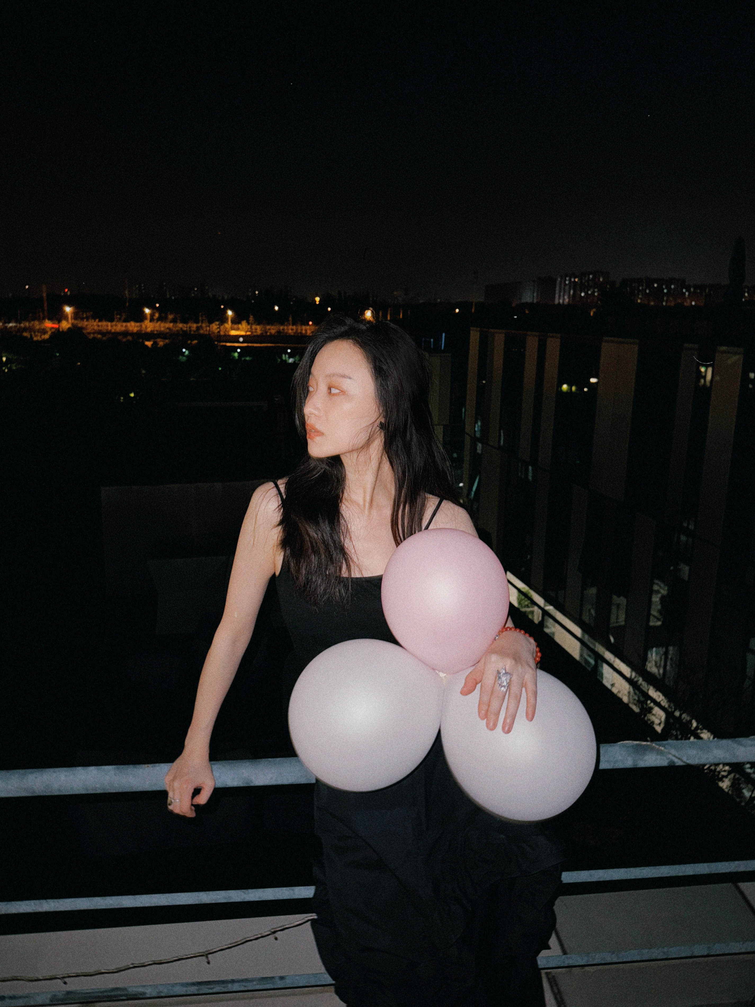 倪妮：夜色温柔，黑裙灵动​​​
