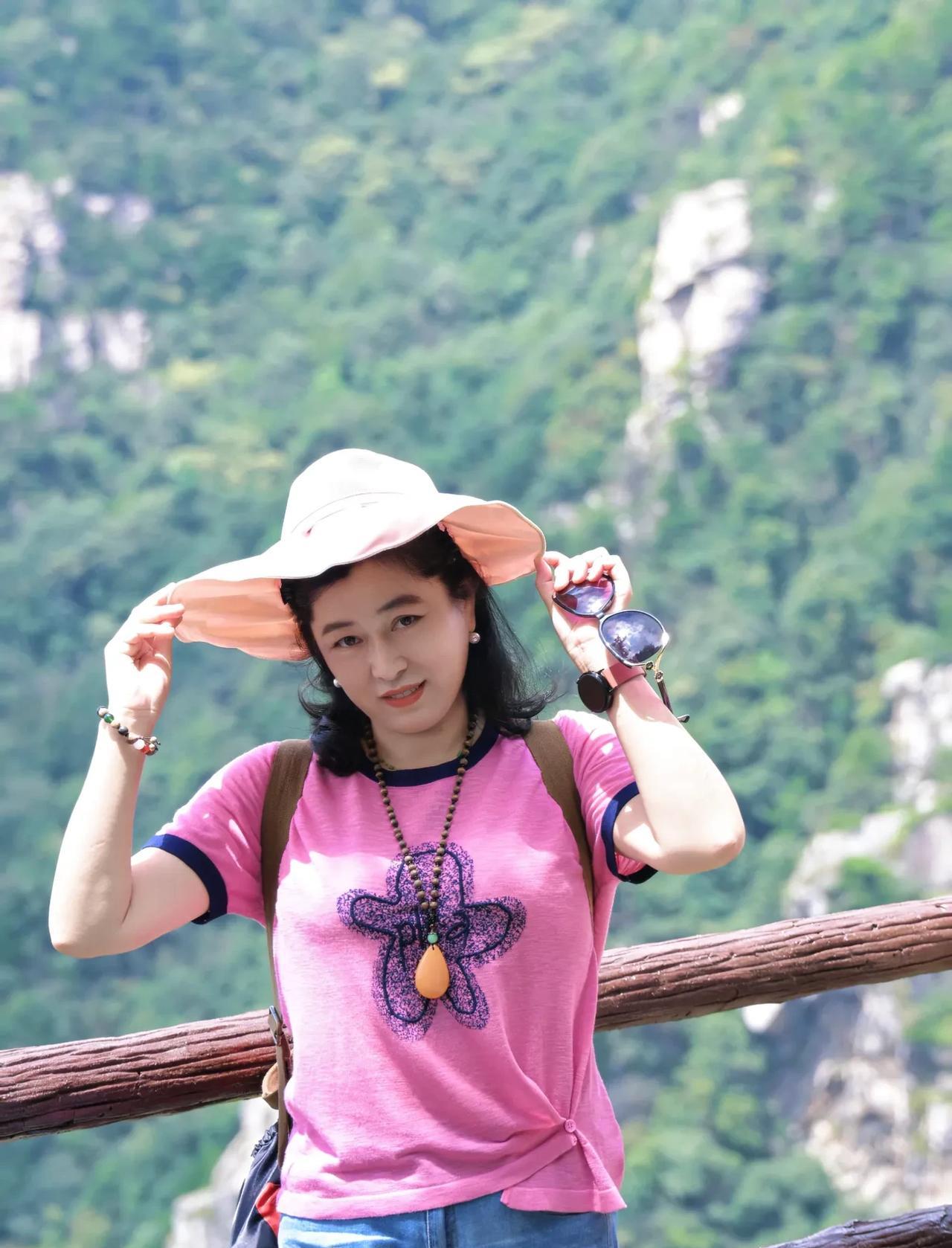 《庐山恋》：巍巍庐山，眺望着长江的波澜；悠悠庐山，屹立在长江之南；云雾庐山，看