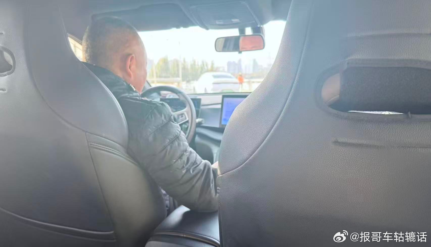 打了辆比亚迪秦PLUS，前年买的，当时花了5.2万元，55公里dmi混动。司机建