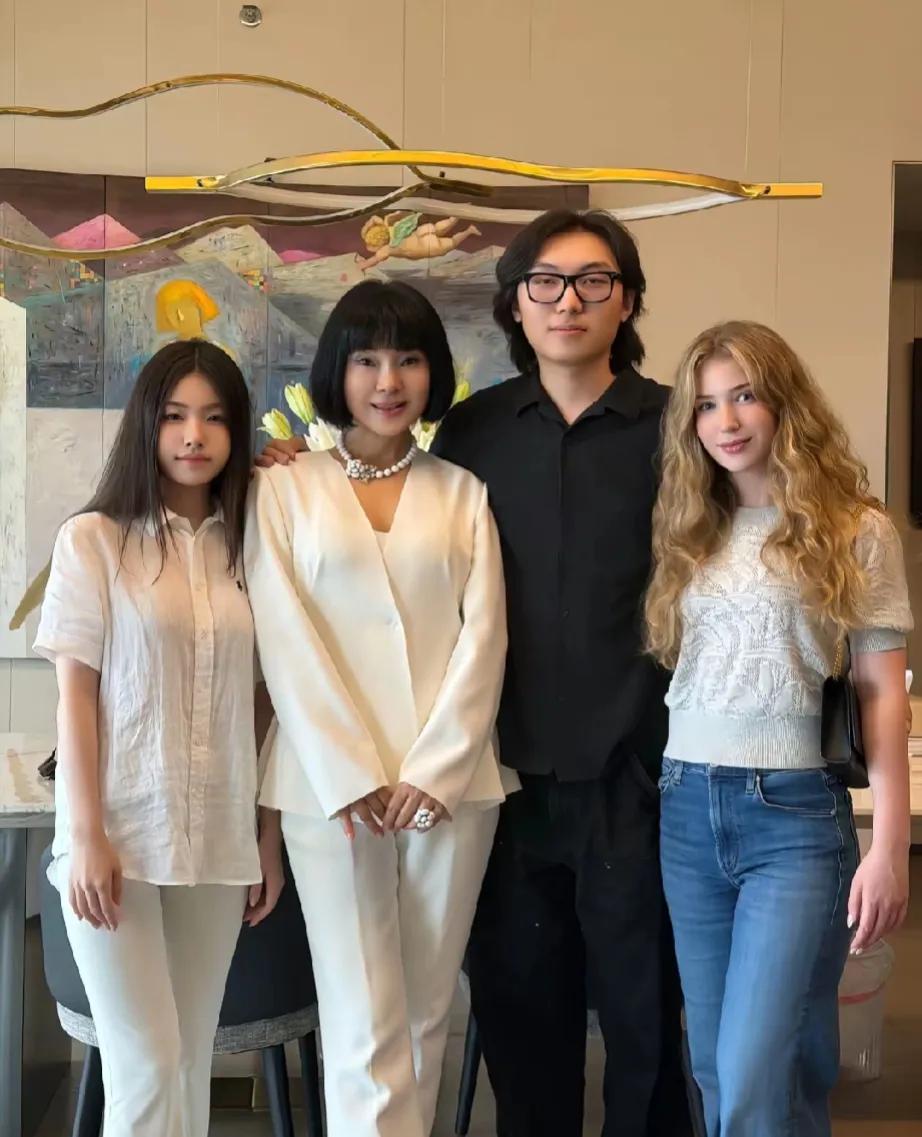 58岁歌手陈红罕晒全家福！自曝前夫常年纠缠，打官司只为求复婚6月17日，凭借《