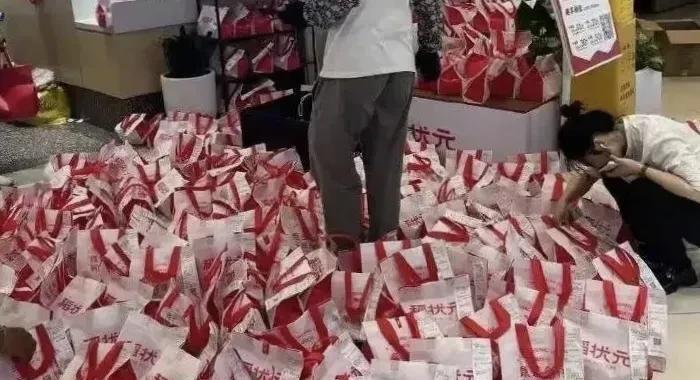 外卖补贴狂欢背后：商家含泪接单，谁在真正买单？