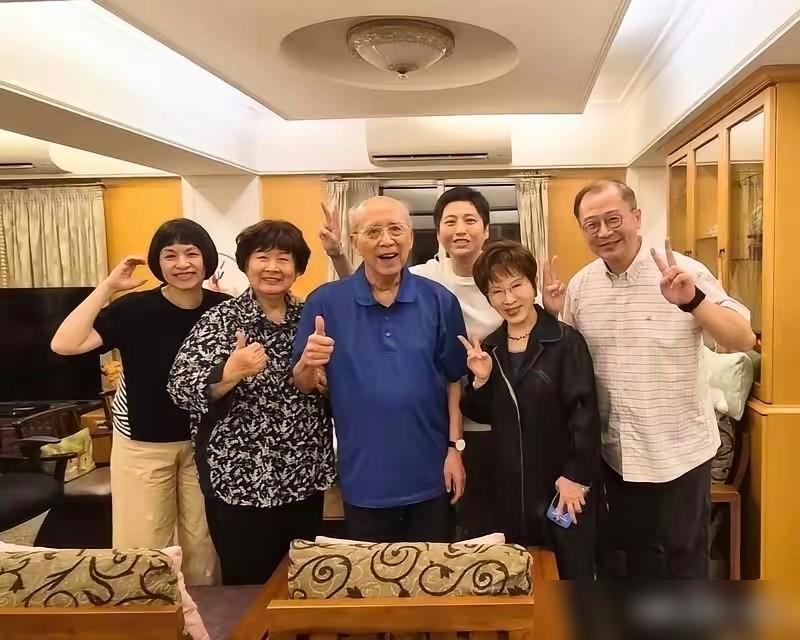 吴伯雄家还不如黄安的新居我前阵子刚刷到洪秀柱去探望吴伯雄的视频，当时就注意到