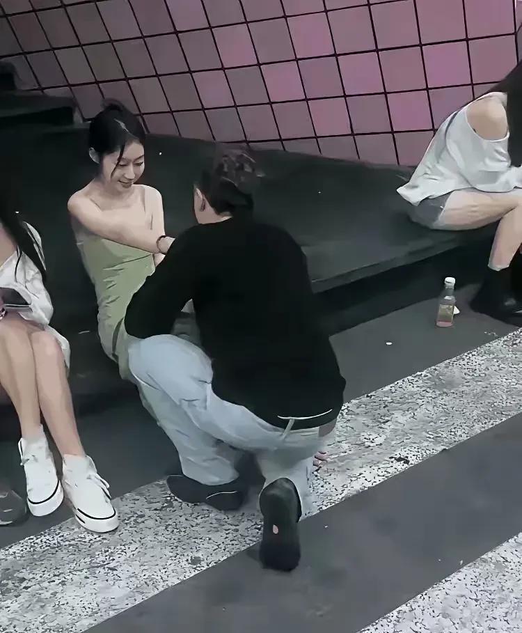 她是怎么做到不脸红的啊？[捂脸哭][捂脸哭]