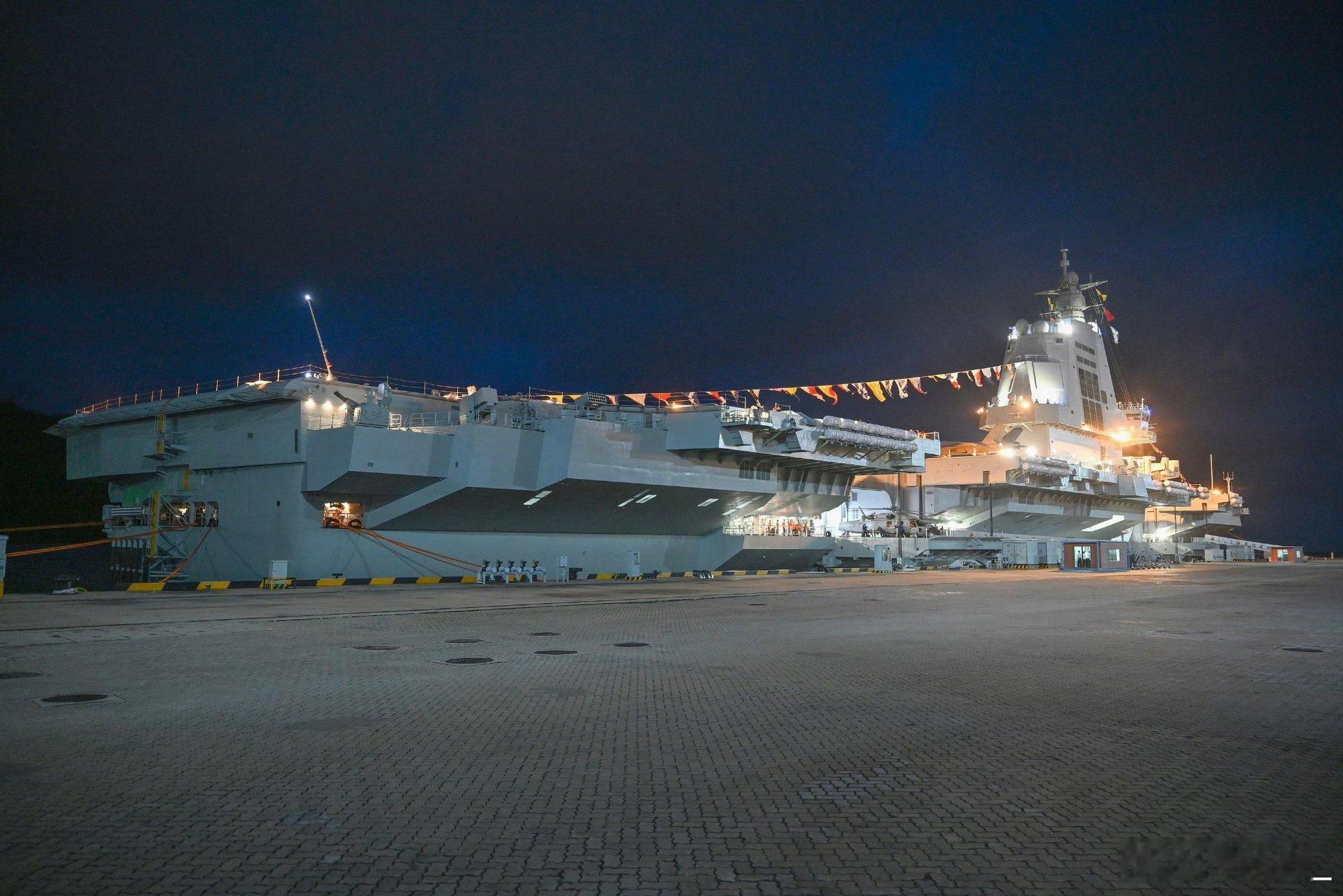 福建舰夜景，不愧是超级航母福建舰​​​