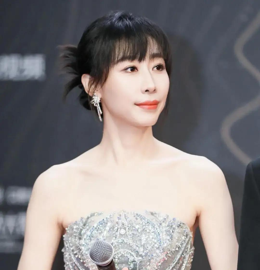 第31届白玉兰颁奖礼散场前的通道里，没拿奖的任素汐和刚拿到视后的杨紫抱了快半分钟