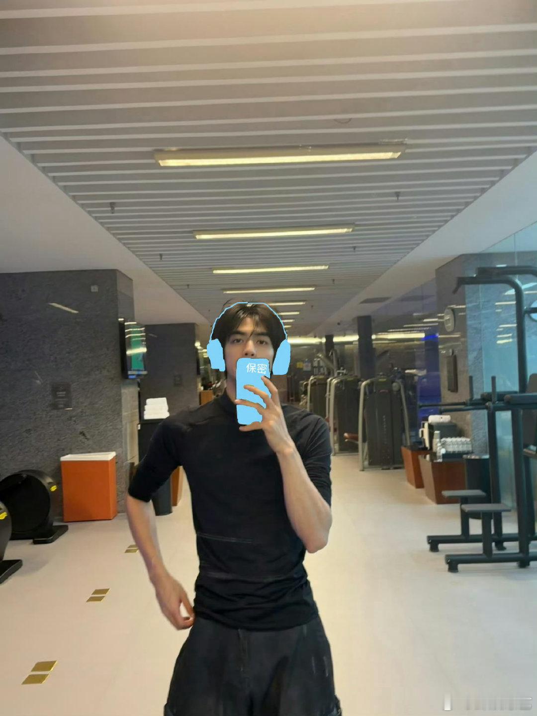 宋威龙画画给自己打码宋威龙手动打码原来帅哥私下这么会玩，解锁全新打码方式，一句手