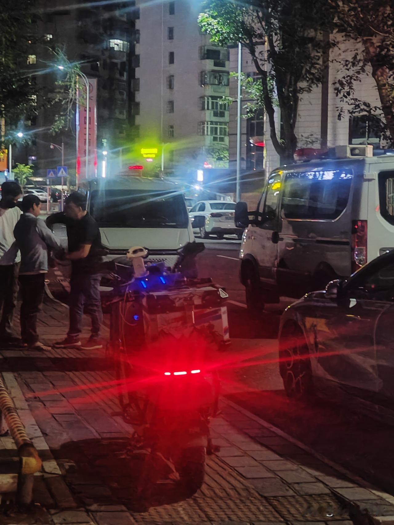 发生在你身边真实的一幕，却无人知晓！螳螂捕蝉，黄雀在后。近日凌晨4点半国贸某