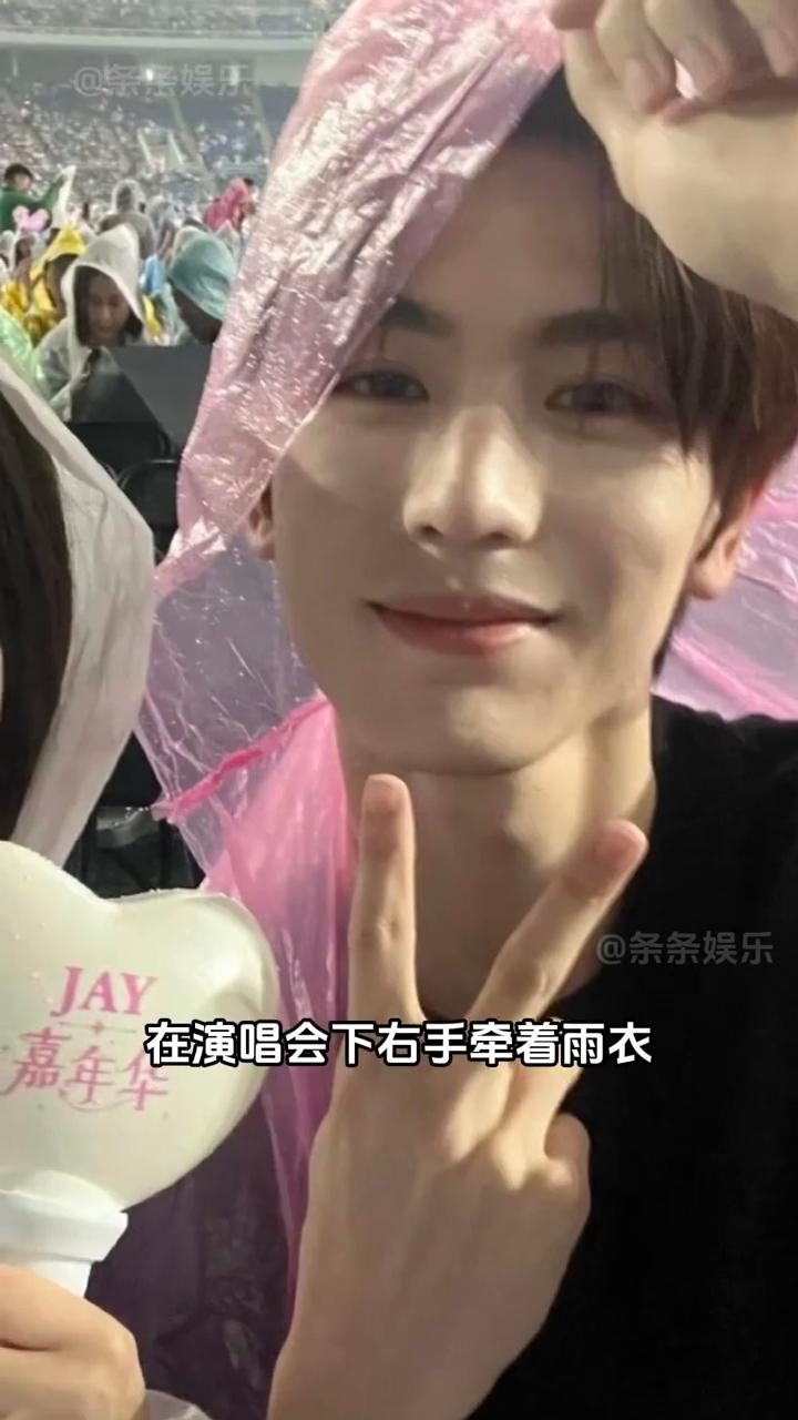 条条娱乐。张凌赫，我以为你改了，怎么一合照就成了别人的男朋友？每次都会感叹，他