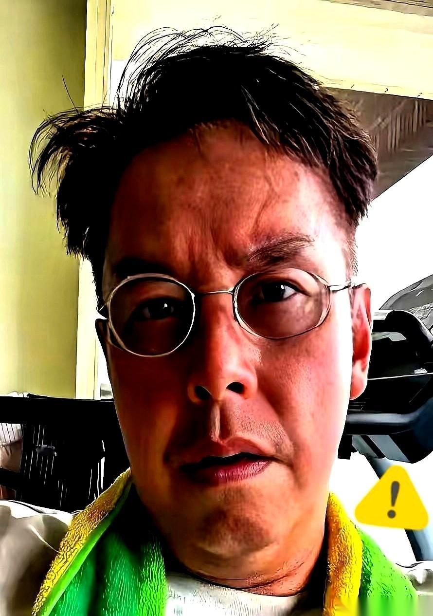 看最近几家媒体的报道，香港红馆刚出了一桩直接“掀桌子”的狠事。76岁的谭咏麟，