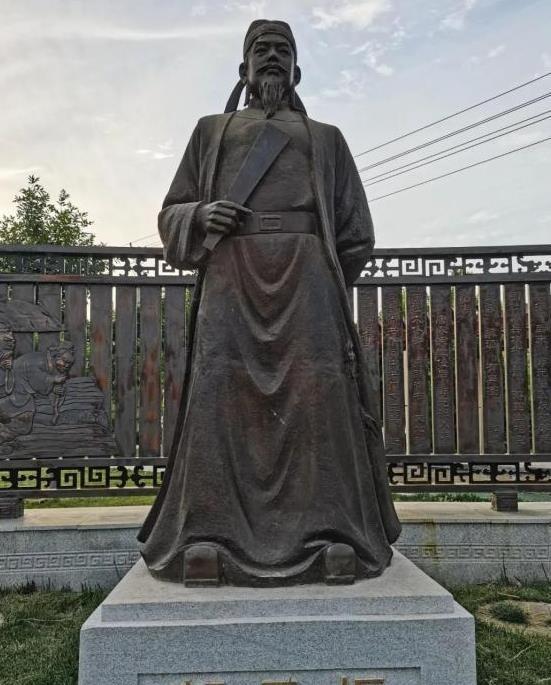 唐朝有个县尉叫郭元振，绑架掠卖了一千多人，本来这样的犯罪是要杀头的。抄家的人去他