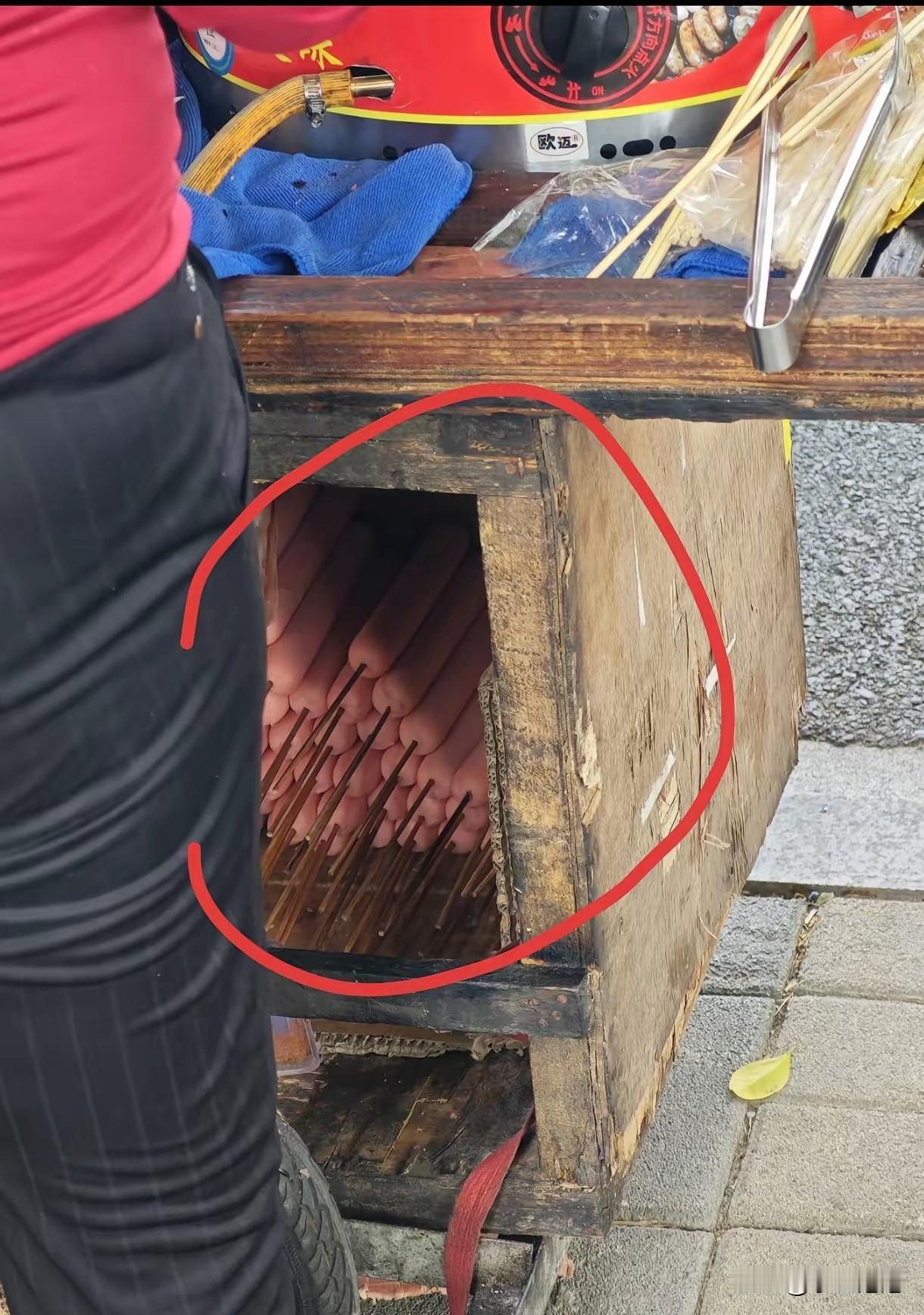 跟你们说，别随便买路边这种老摊子的东西，不是心疼钱，是真担心不干净。你看这装东西