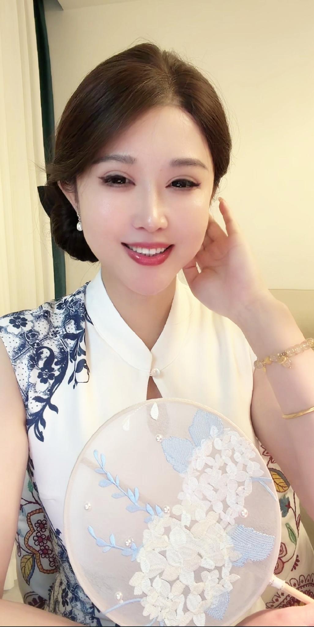 青花旗袍优雅清新，愈发显出端庄温婉的气质。复古风短袖旗袍青花瓷美女旗袍女人如