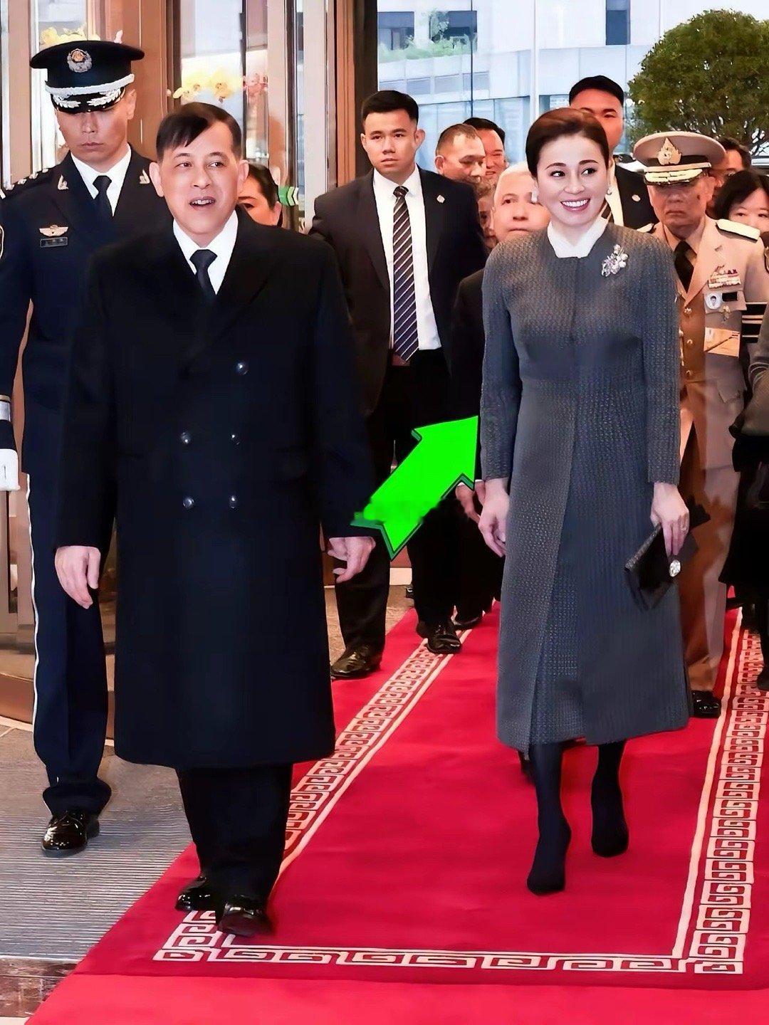 泰王玛哈和王后苏提达来华访问了。是有史以来泰国王第一次访华，获得了高规格接待。泰