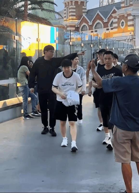 这一幕好戳人，为了不影响其他人拍照，莎莎蹲下了。莎莎小分队一起在达拉斯维加斯逛