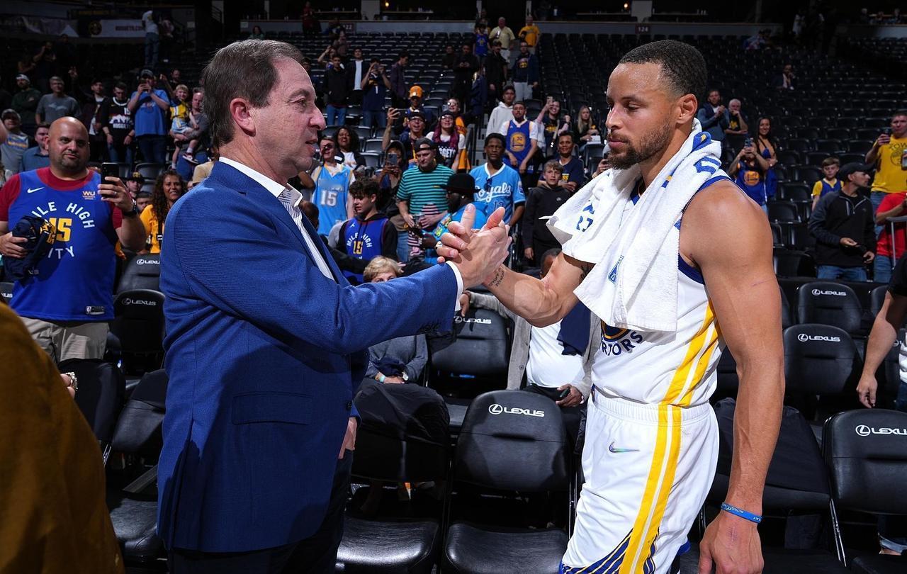 勇士队的拉科布和邓利维还不明白吗？当你把除了库里以外的，所有筹码都搬上桌，雄鹿队