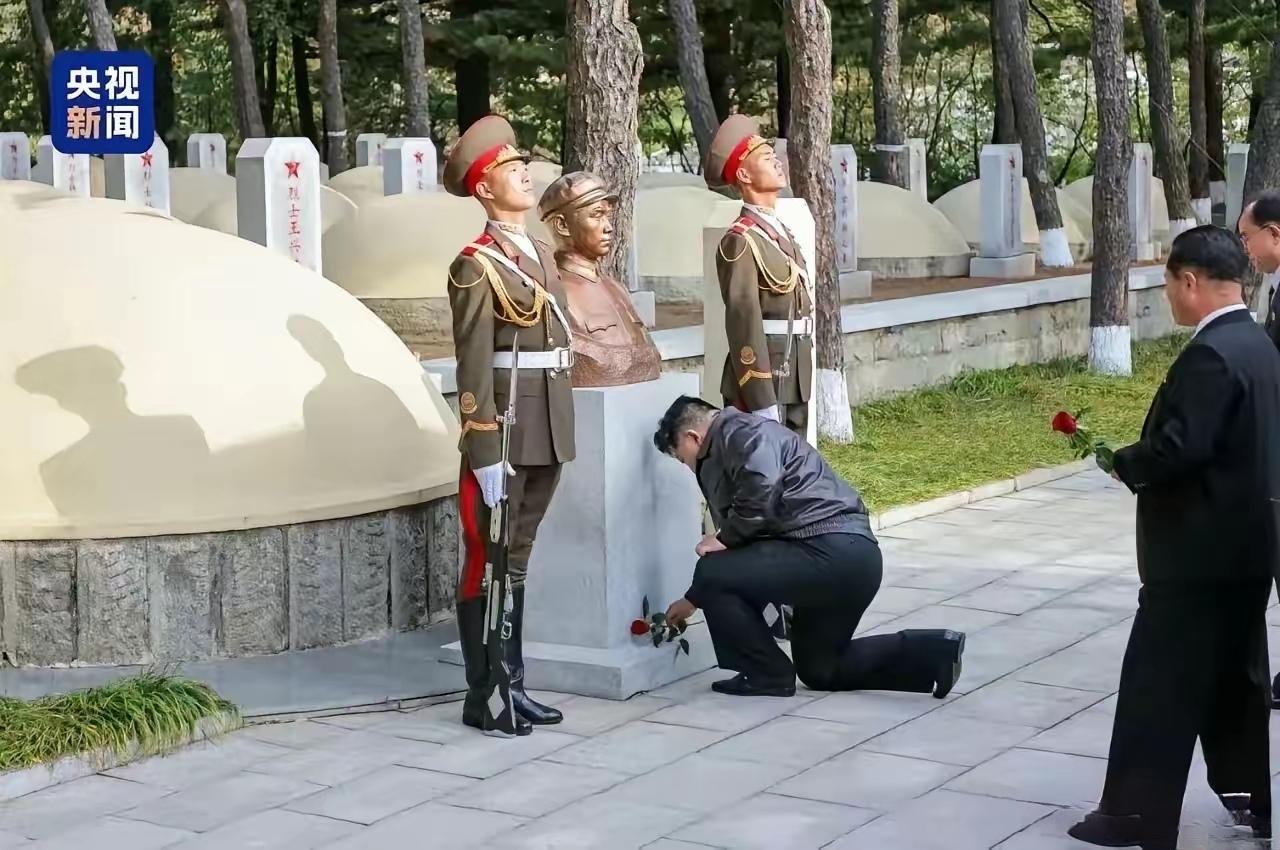没想到,金正恩只是鞠个躬,竟然他还下跪了。对于很多领导人,去拜祭牺牲的战士时