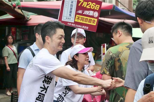 台立院18日三读通过蓝白并案的再修正动议「剀剀条款」，对虐童致死者处以极刑。国民