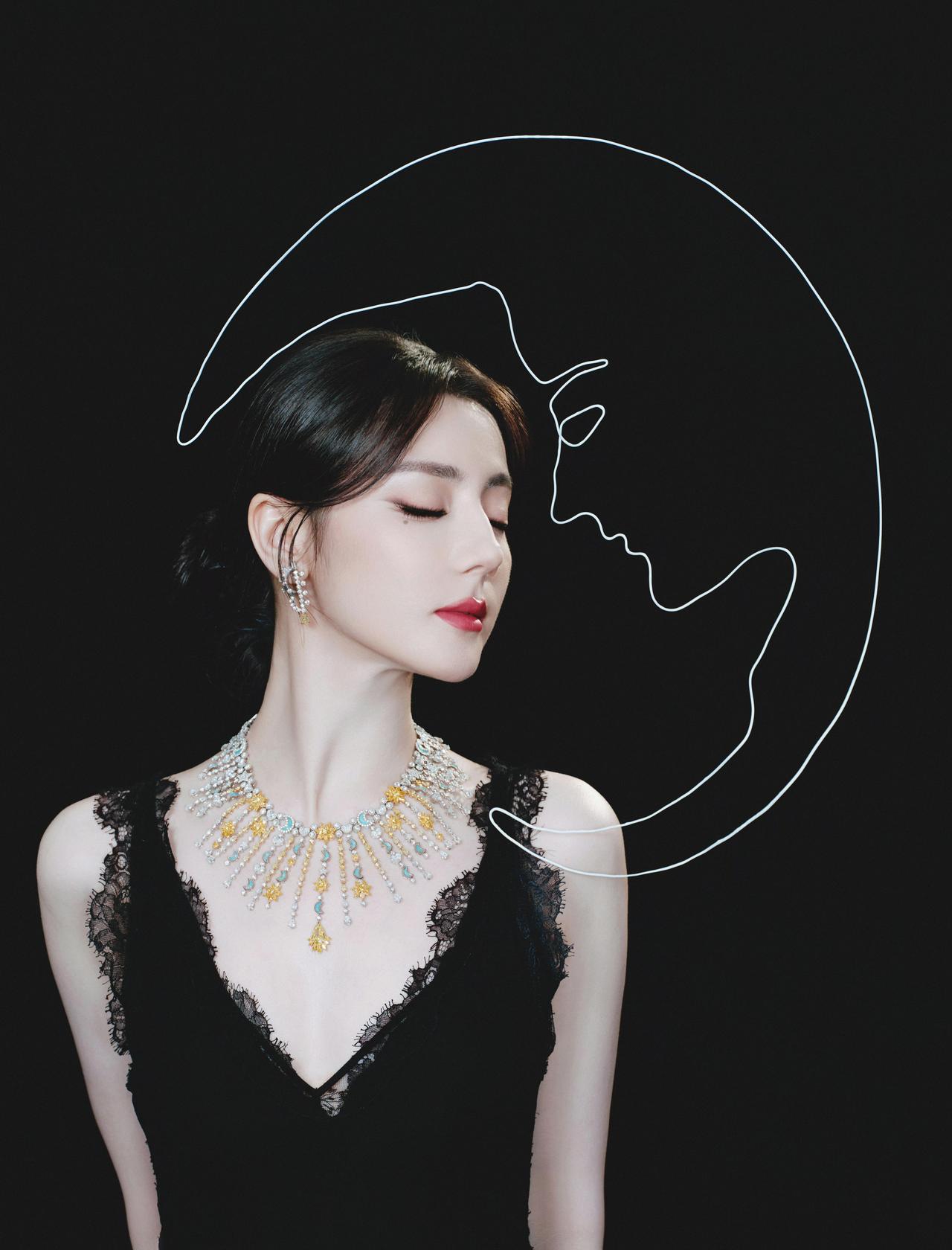 迪丽热巴·迪力木拉提一场关于光的加冕锁骨是温柔的岸项链是坠落的星河金