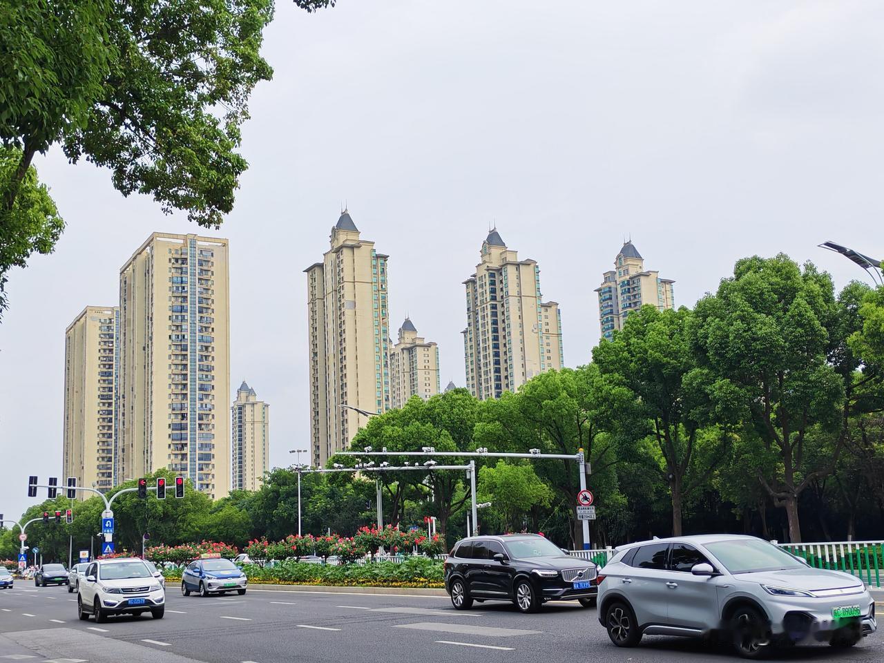 昨天，随着蚌埠市医保基金管理中心党支部书记、主任李玉柱主动投案，接受纪律审查和监