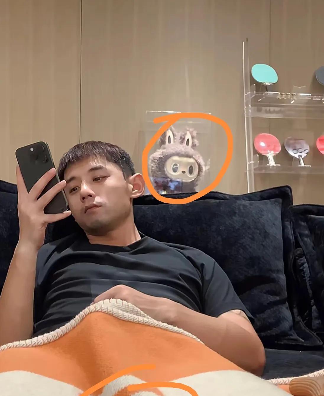 张继科直播真是太炸裂了吧！身后的泡泡玛特竟是最便宜的，盖身上的毯子是某品牌的