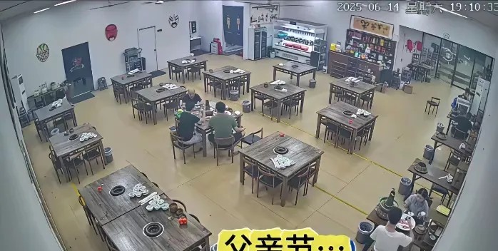 父亲节和母亲节两张图片，说明了什么问题？父亲节饭店聚餐，母亲节饭店聚餐