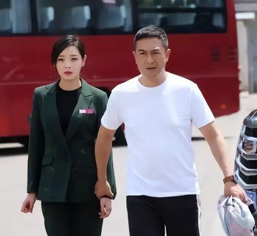 张嘉益有个邪门定律：谁跟他搭戏谁火。偏偏有个人，连演四次他老婆，愣是没火起来。王
