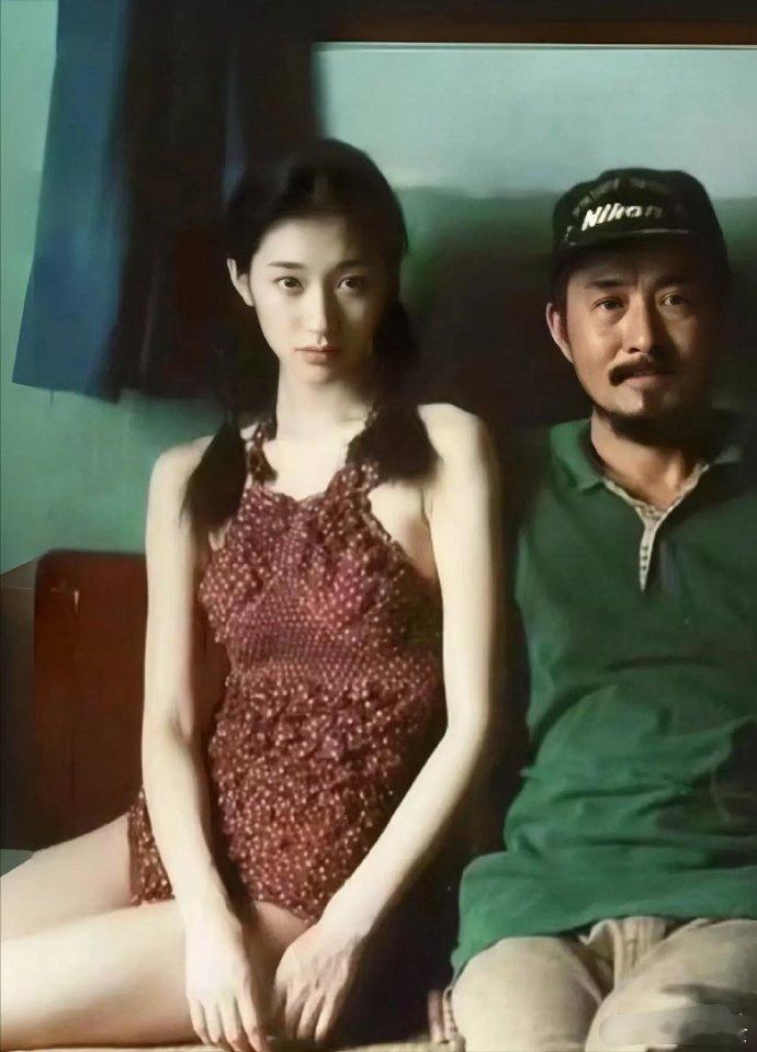 1990年14岁的李小冉，外号是墙皮，因为像墙一样白，已经把她的同校同学陈数惊艳