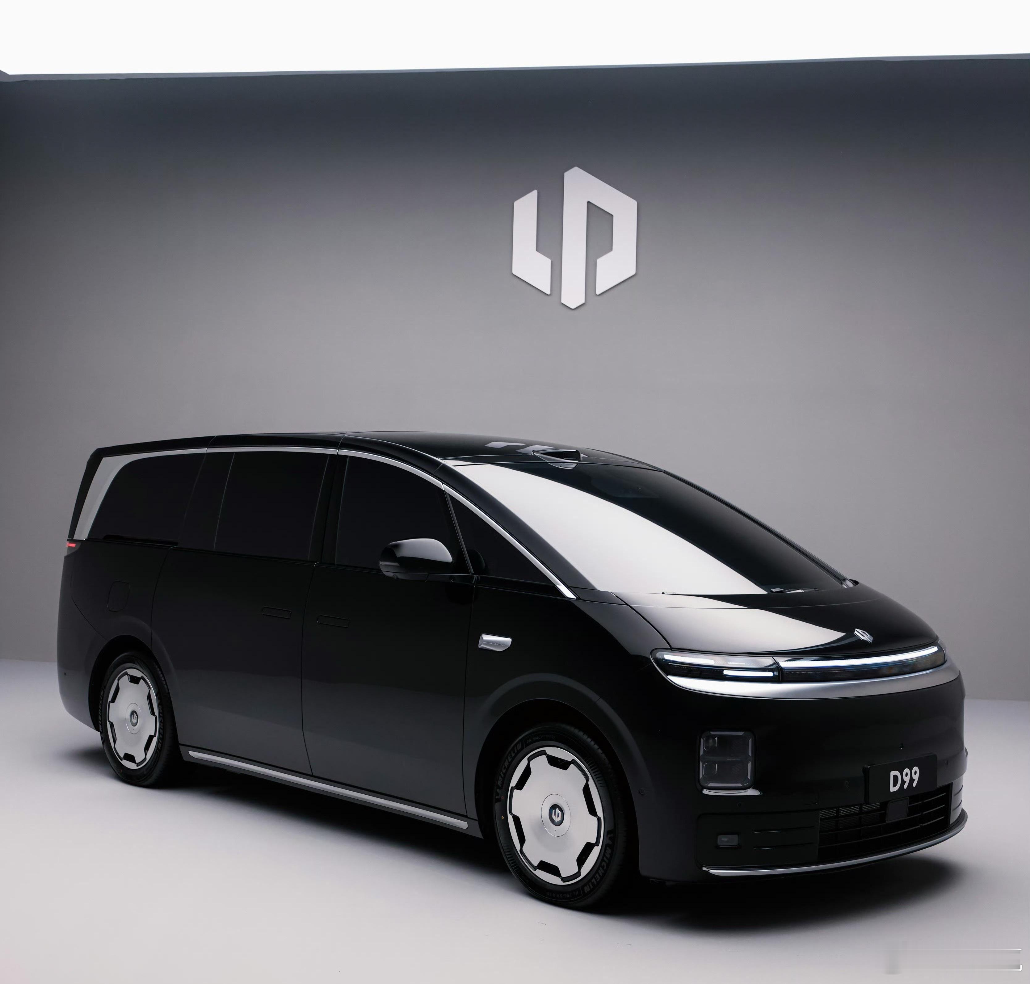 零跑D99，名字听起来就很霸气，九九归一，直接倒头了。看别人拍的实车非常霸气，不