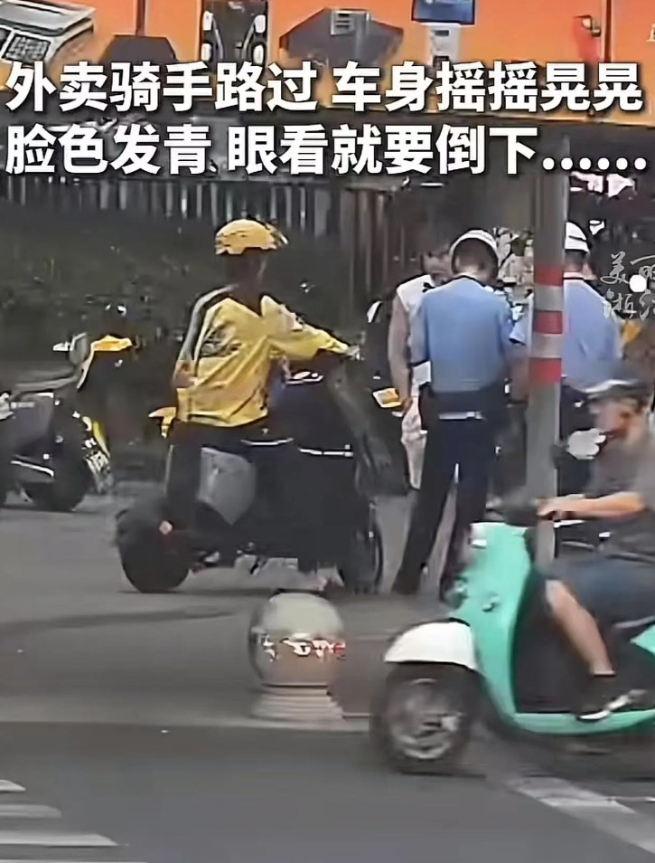 近期，浙江义乌，外卖骑手经过交警身边，交警一把拦住他说：“把车停在这边！”骑手一