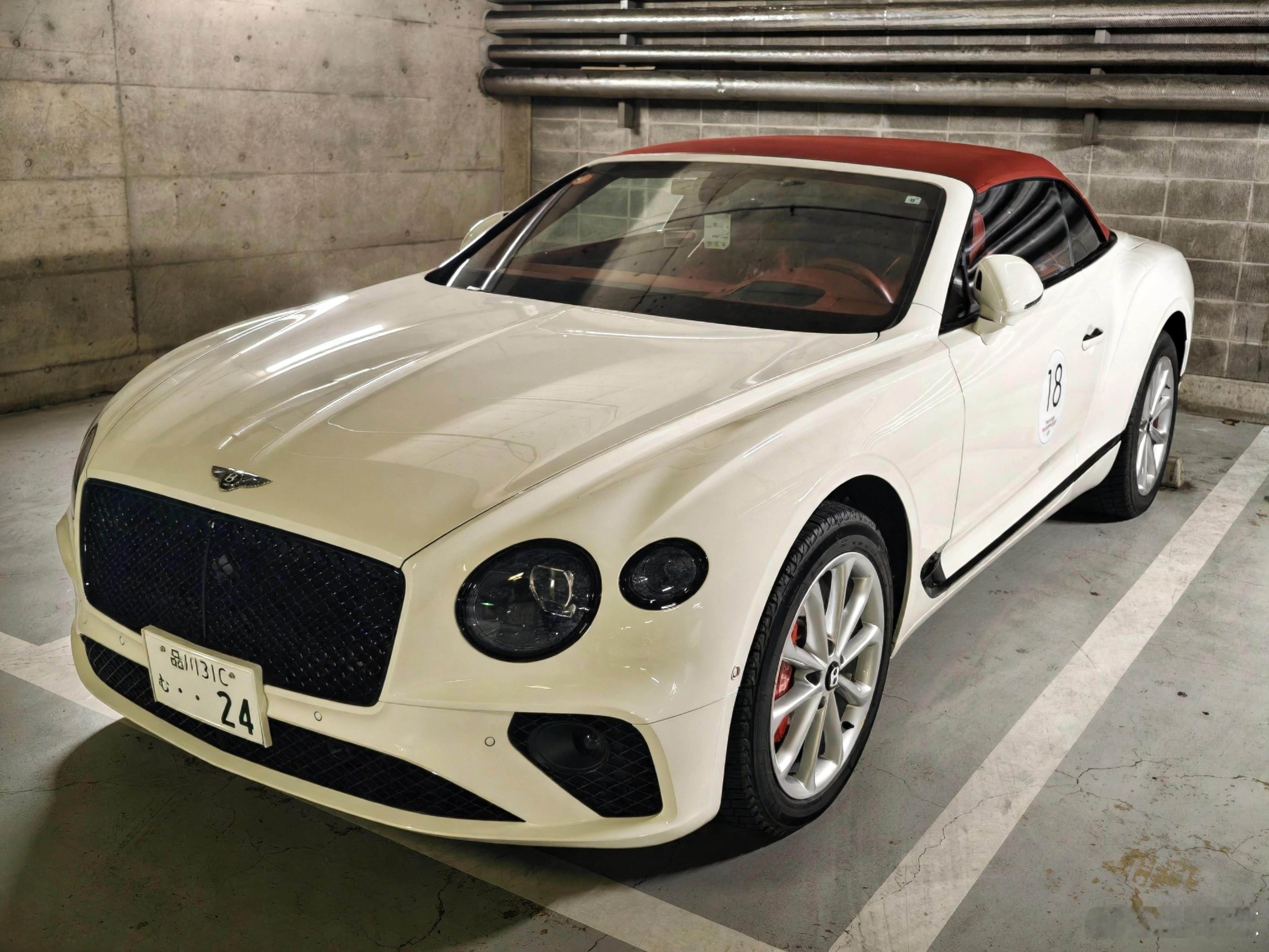 型车街拍地库偶遇宾利欧陆GTSpeed敞篷。末代W12，白色车身配酒红色