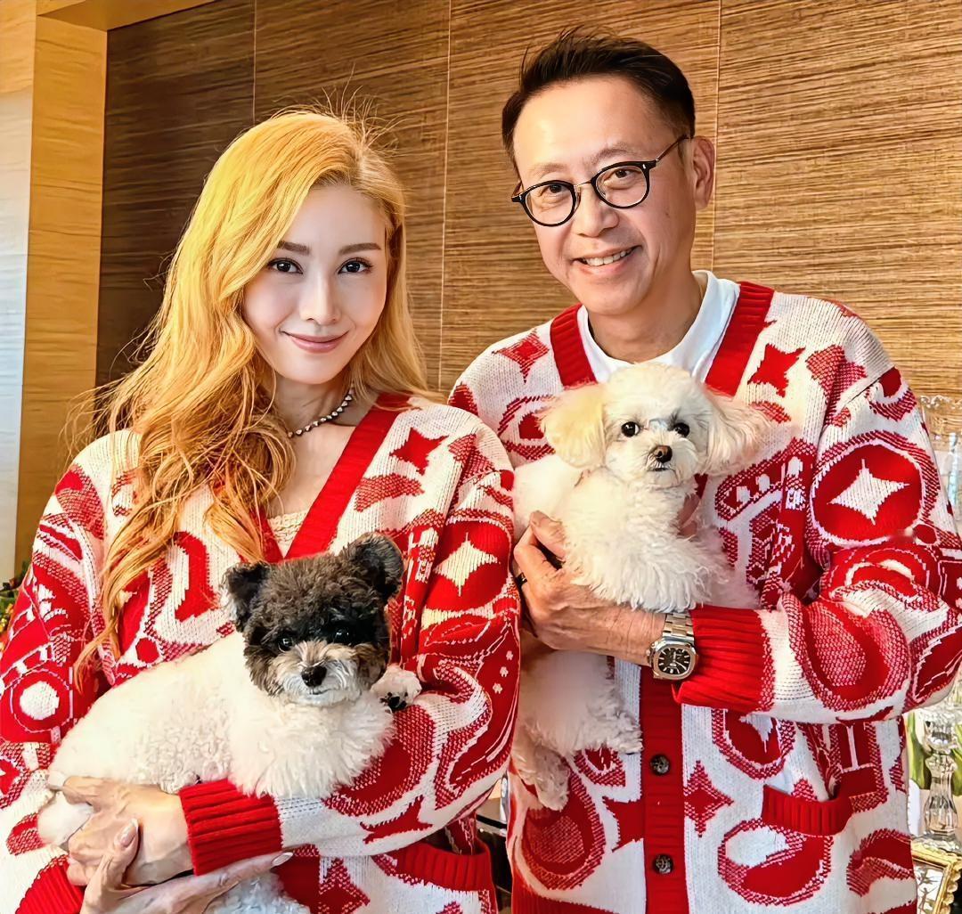 谁能想到，55岁李嘉欣敢直接染金发过年！新年合照一出来，直接美到认不出。和