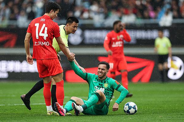 塞尔吉尼奥伤情待评估 据悉，中国男足将于23日凌晨飞赴澳大利亚悉尼，准备参加