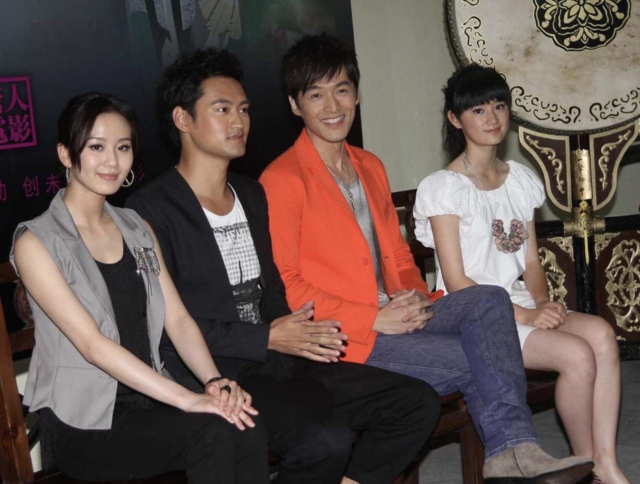 2009年，胡歌、袁弘、刘诗诗、郭晓婷为电视剧《仙剑奇侠传三》做宣传，四人坐在一