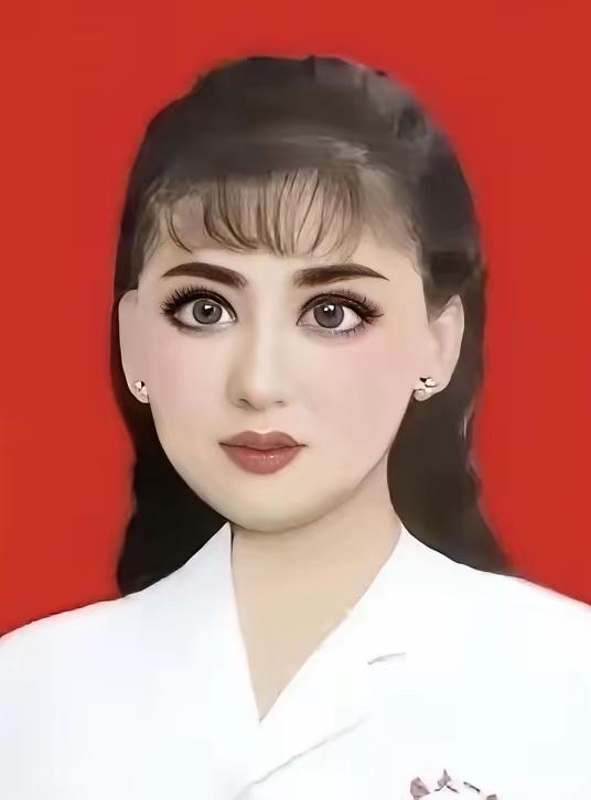主任年轻时本就很美，现在仍是半老徐娘，风韵犹存。[呲牙笑]（网图）