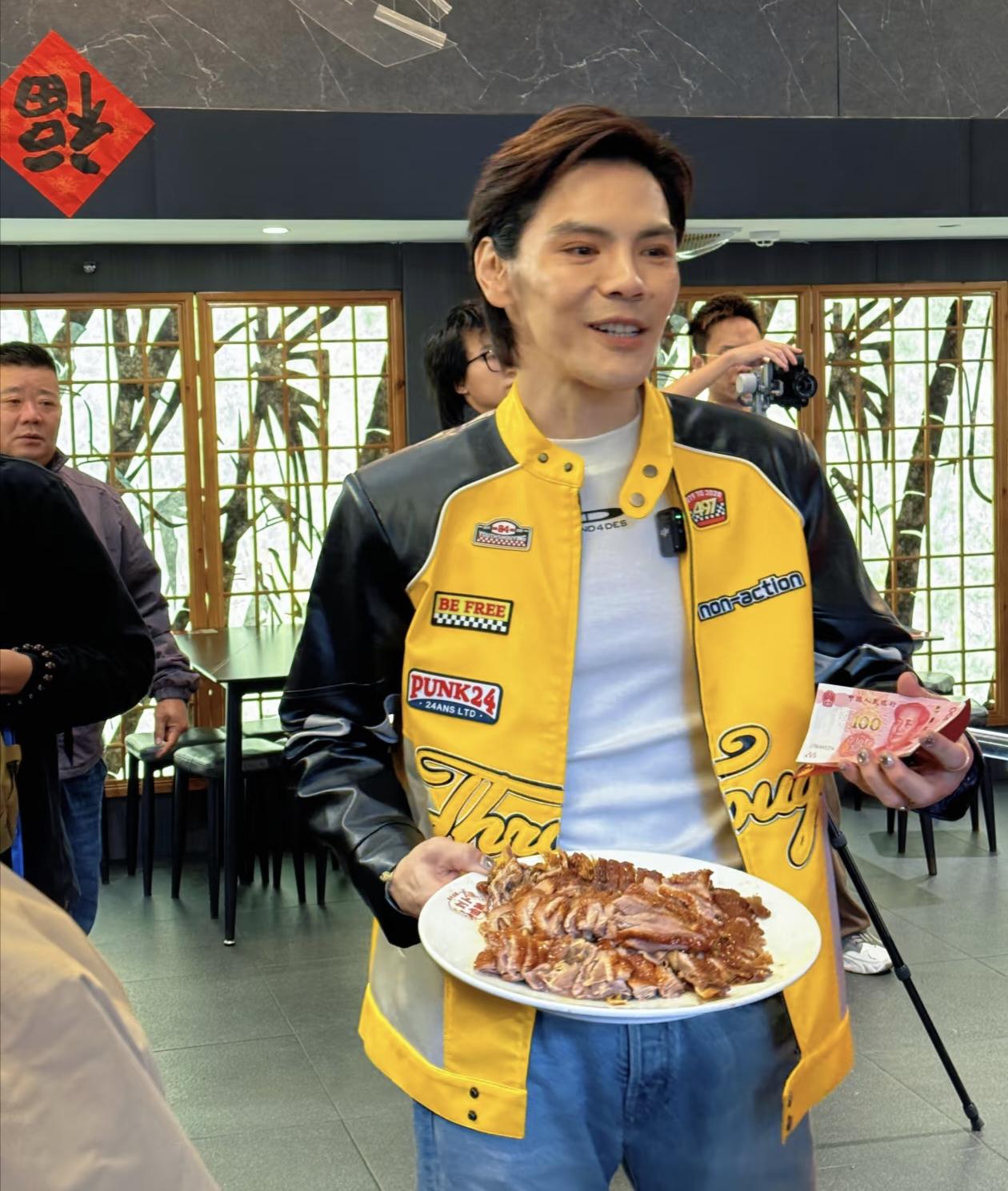 41岁向佐现身潮州一家餐馆吃卤鹅饭，他这次露面，穿衣打扮时尚了不少，终于不穿女装