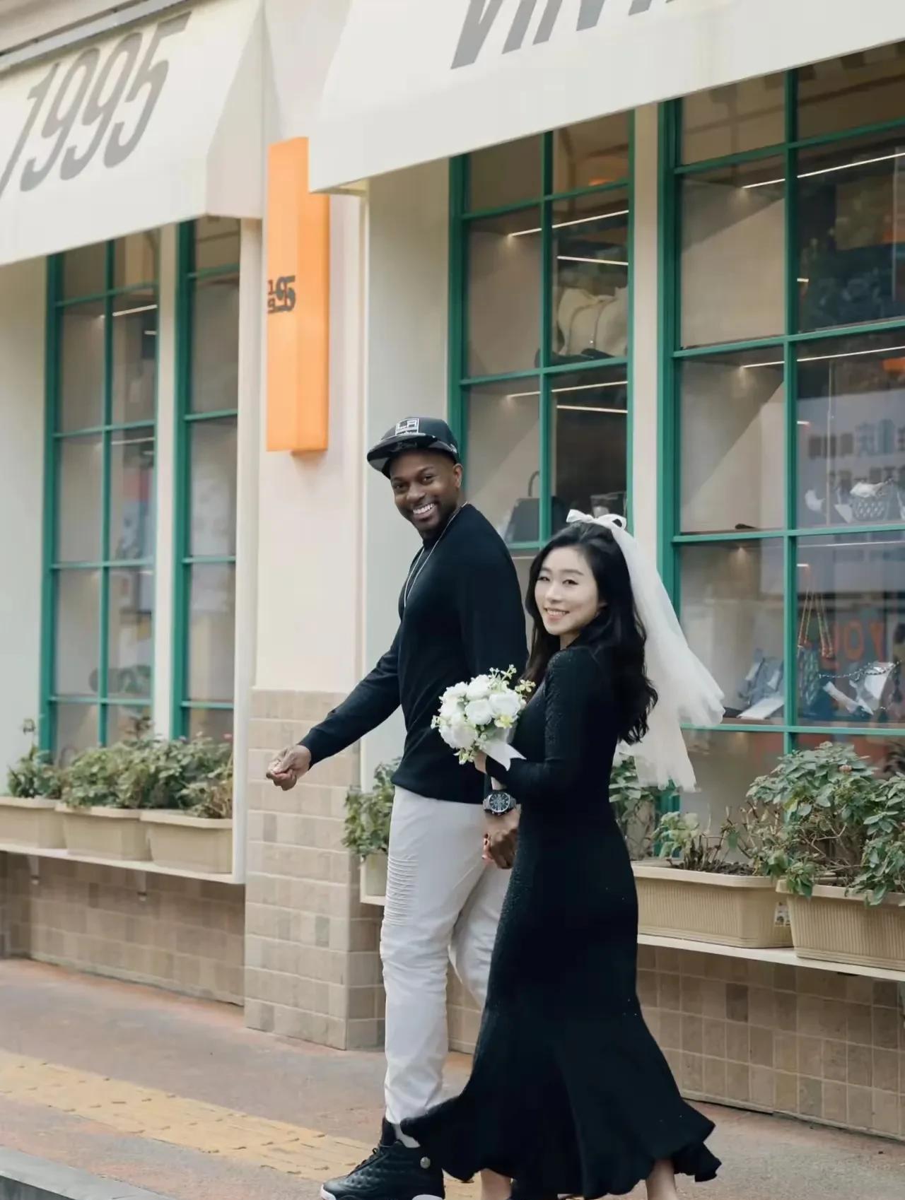 又一位美女投进了黑人的怀抱看他们幸福的样子将来也会幸福美满吧是留在中国呢