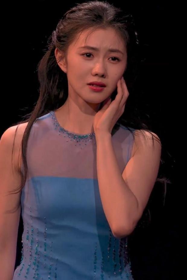 刘浩存的资源真的很强！刘浩存和海来阿木合作了《梦底》的春晚舞台，很显然，这首歌不