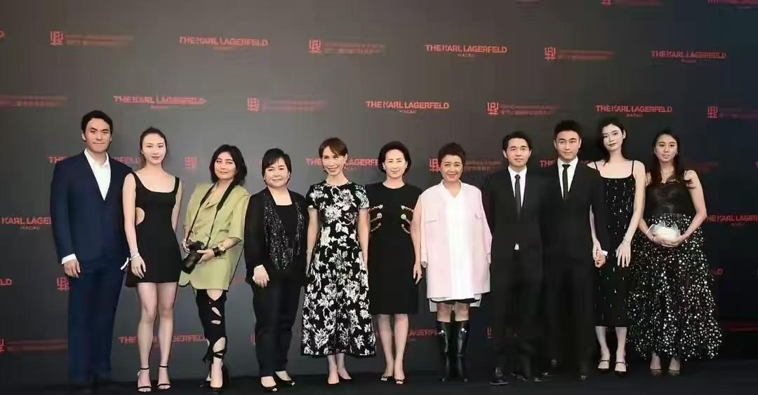 赌王何鸿燊一生风光，他有原配妻子，还有三个姨太，一生家丁兴旺。赌王何鸿燊四