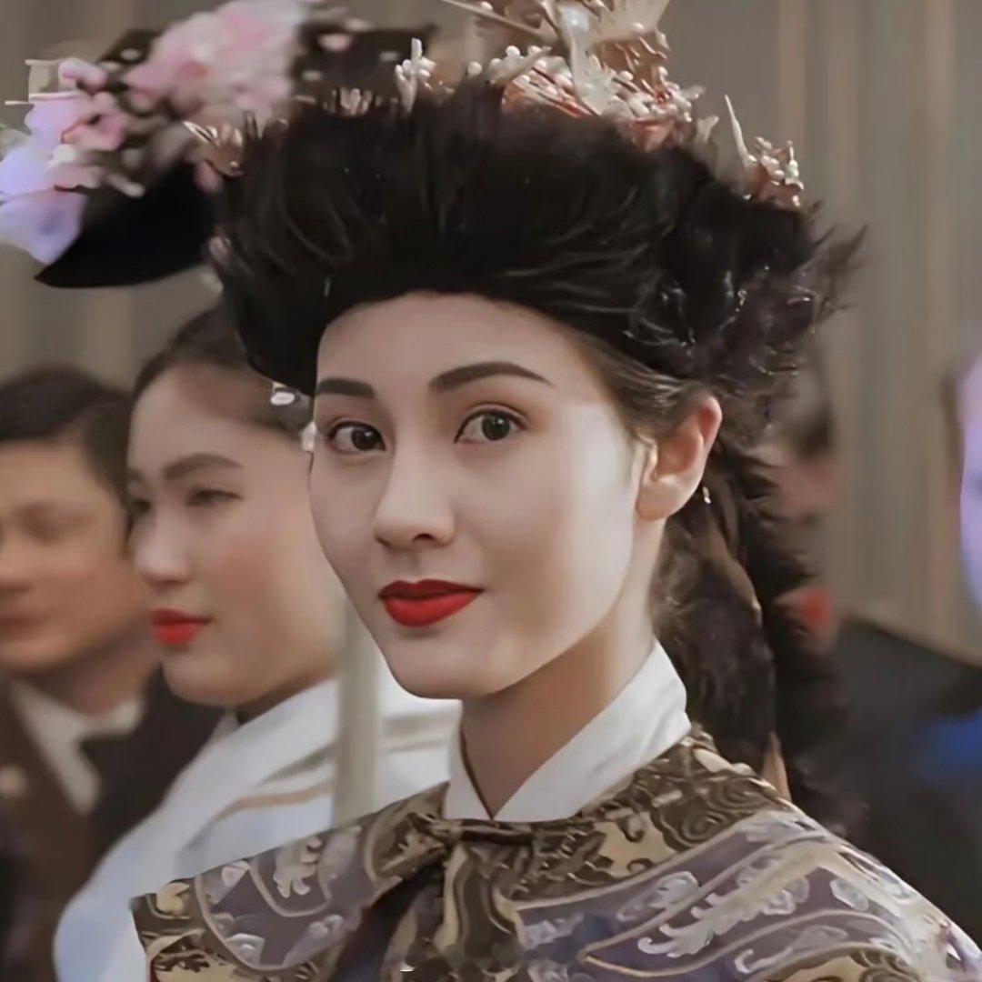 2008年，38岁的李嘉欣嫁入许家。她为了维持身材，曾打算找人代☁️，婆婆简幸春