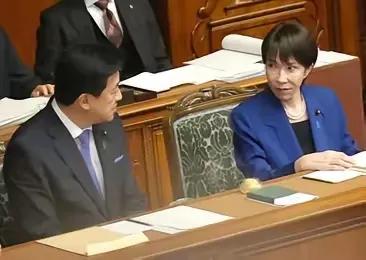 中方接连打出两张牌，日本业界慌了，高市早苗道歉也没用了没人想到，中方的反制