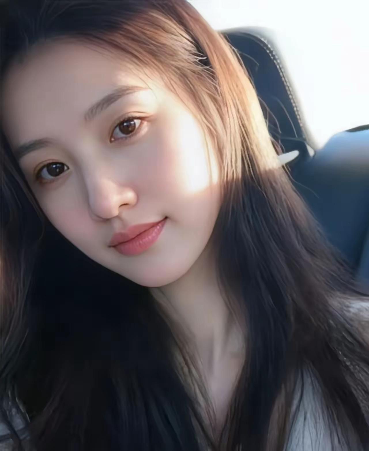 车座旁的光揉软了发梢，暖调光斑裹着唇上的淡粉。抬眼的瞬间，风都慢成了这帧温柔的特