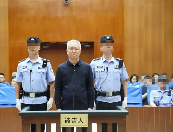 几年没见，许皮带已经满头白发，与被抓前判若两人，穿衣打扮上和贪污犯没啥区别，一身