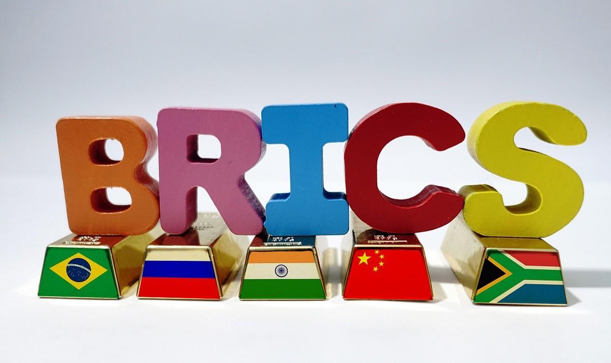 特朗普给印度加了26%的关税，印度总理连夜飞去华盛顿“谢恩”。给中国加了145%