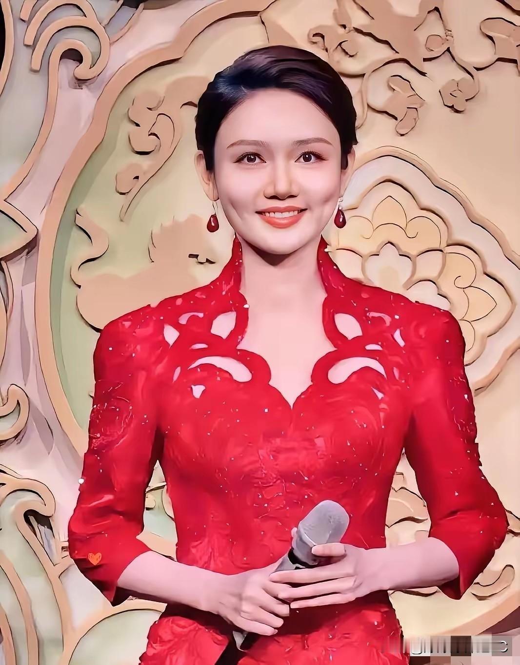 37岁的龙洋，对自己下手是真够狠的。这已经是她第5次站在春晚舞台上了，结果大