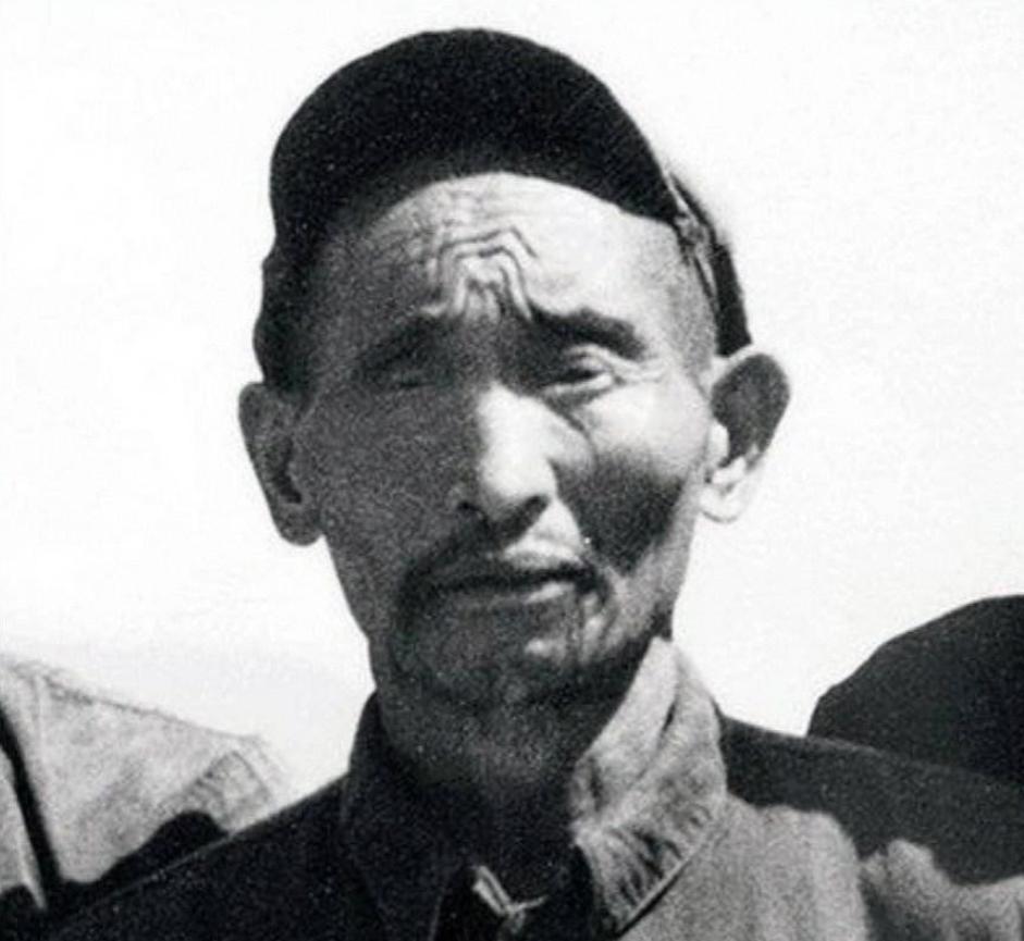 1952年，解放军在大凉山抓到一个独眼土匪，审讯后军区首长震惊：这不就是17年前