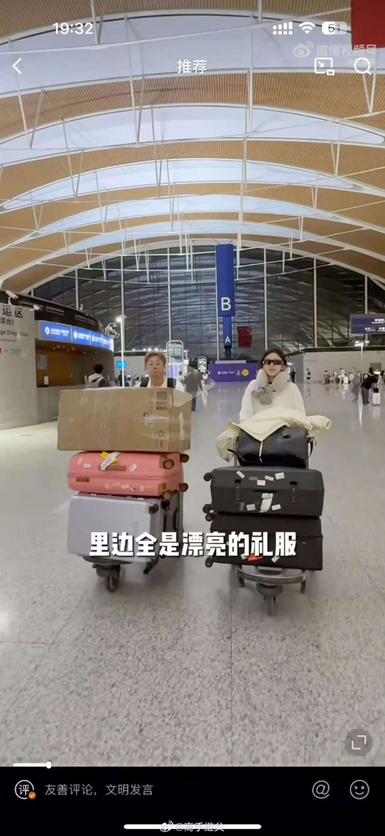 赵樱子不是带了很多漂亮的礼服吗​​​赵樱子戏精​​​这届网友啥也能找到赵樱
